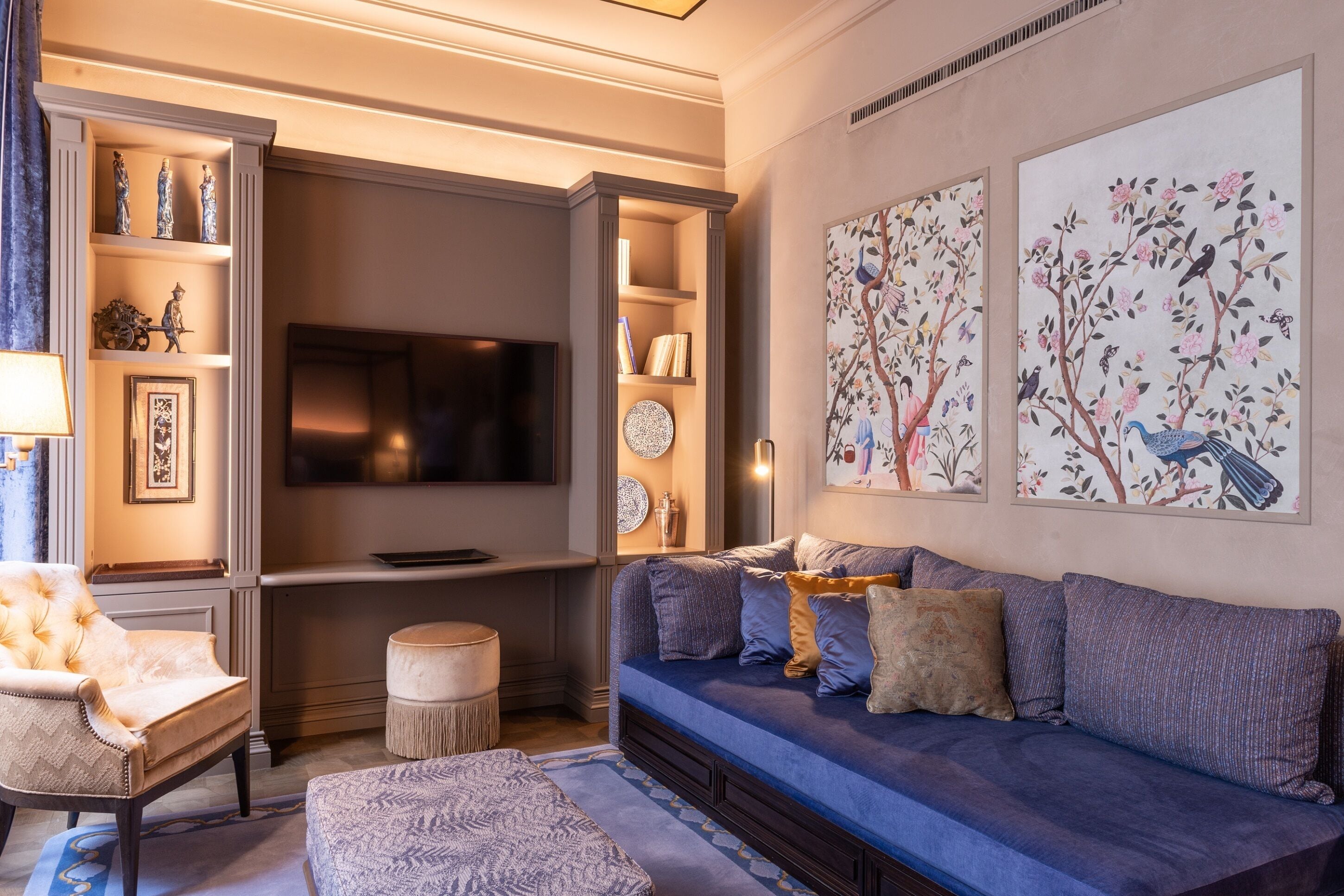 junior suite | living area | flat-screen tv