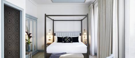 Suite junior | Caja de seguridad en la habitación y decoración personalizada