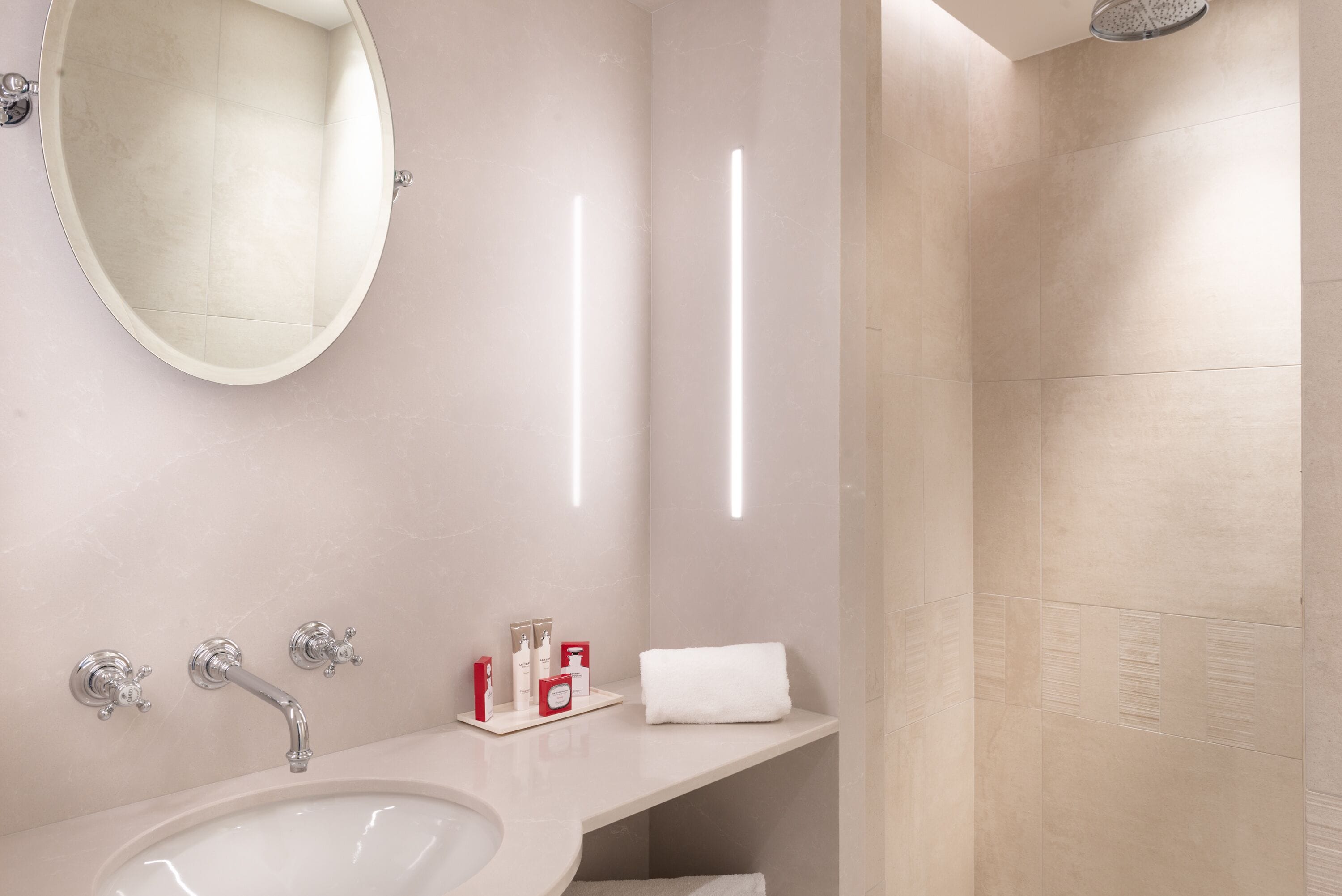 suite cosy avec balcon | bathroom | designer toiletries, hair dryer, bathrobes, slippers