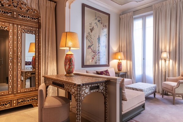Deluxe-Suite, Balkon | Wohnbereich | Flachbildfernseher