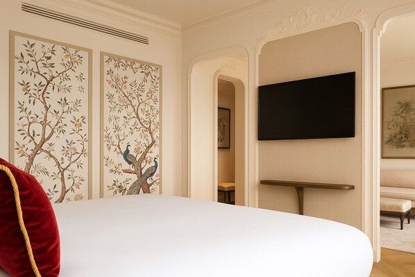 Habitación de hotel con una cama grande, un televisor de pantalla plana montado en la pared y paneles decorativos.