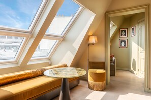 Habitació doble Deluxe, 1 llit de matrimoni | Caixa forta a l'habitació, decoració individual i cortines opaques 