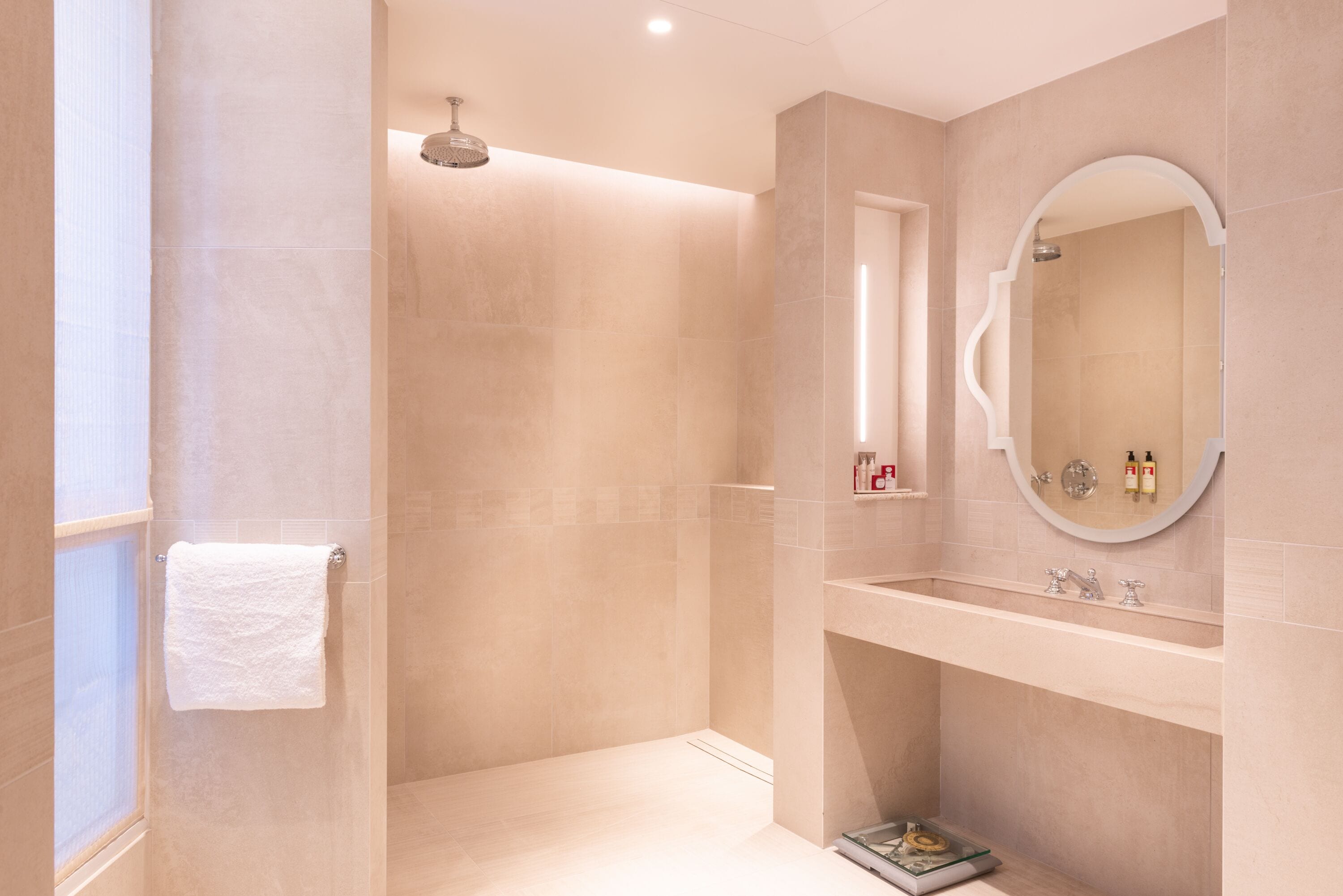 suite montesquieu | bathroom | designer toiletries, hair dryer, bathrobes, slippers