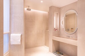 Suite Montesquieu | Bathroom | Designer toiletries, hair dryer, bathrobes, slippers - Hôtel de Montesquieu (Paris)
