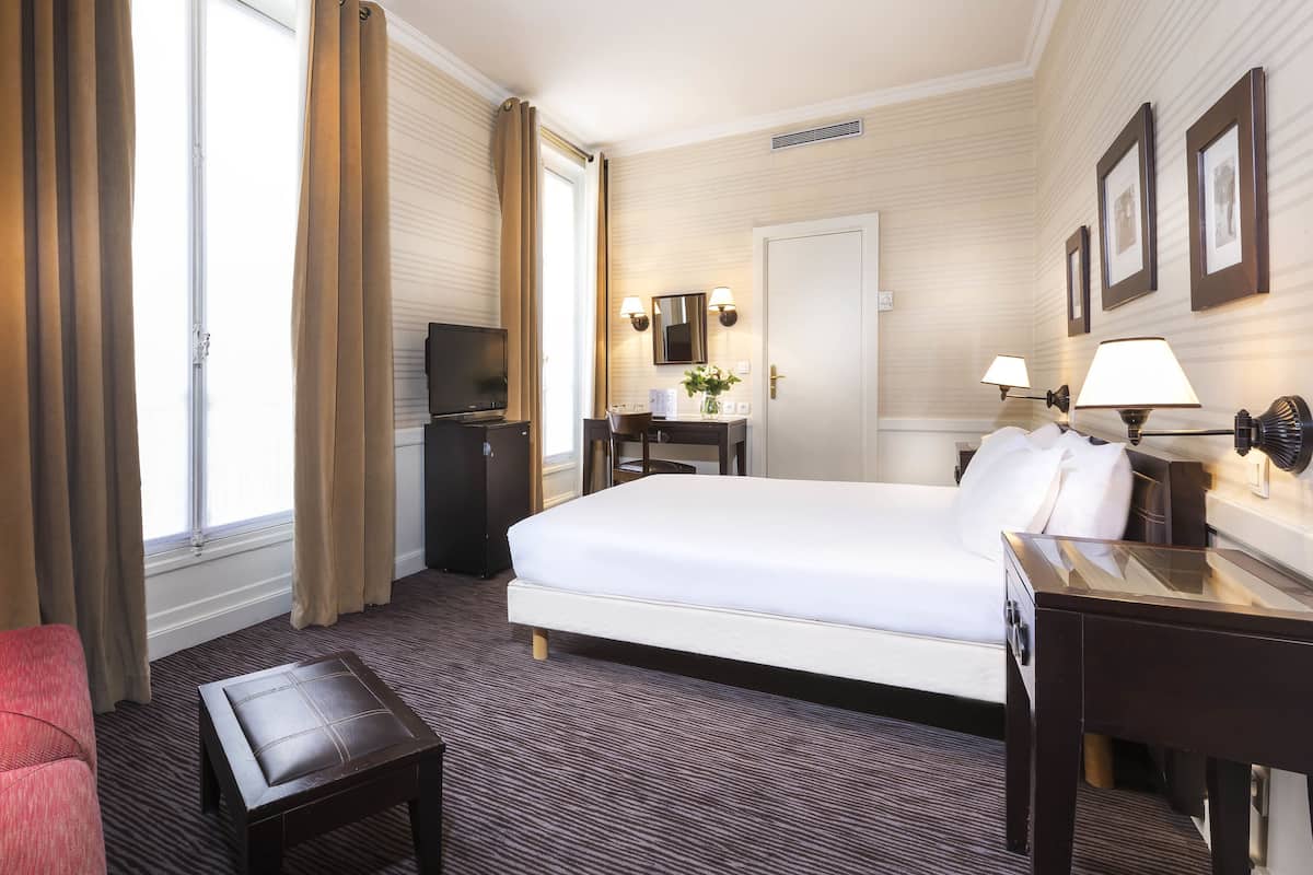 2 bedrooms, minibar, in-room safe, desk