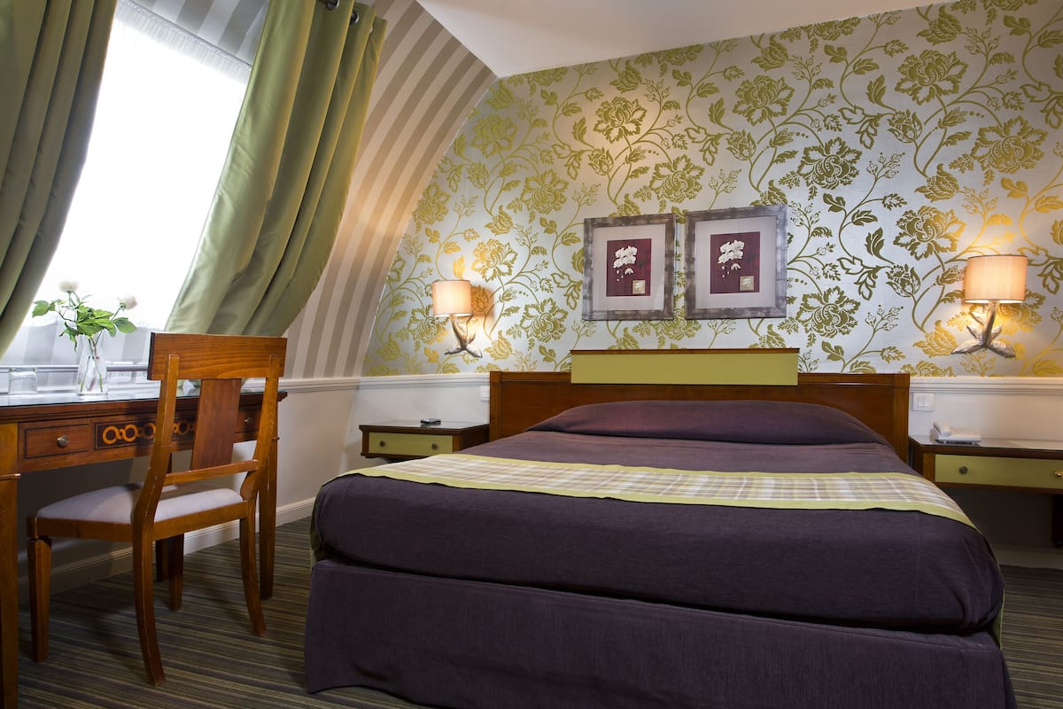 2 bedrooms, minibar, in-room safe, desk
