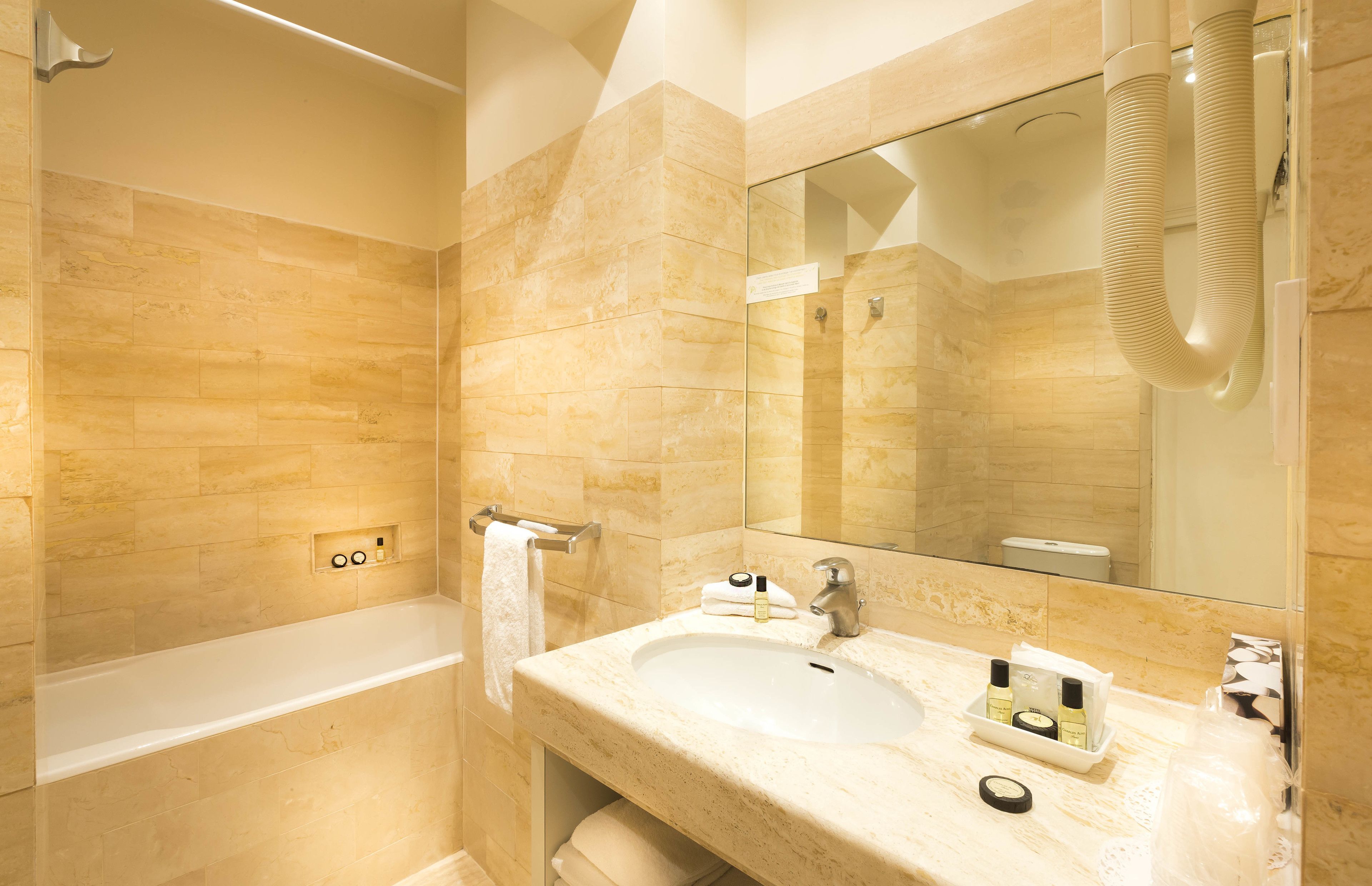 double room | bathroom | free toiletries, towels