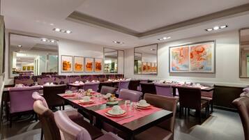 Dagelijks ontbijtbuffet (EUR 14.5 per persoon)