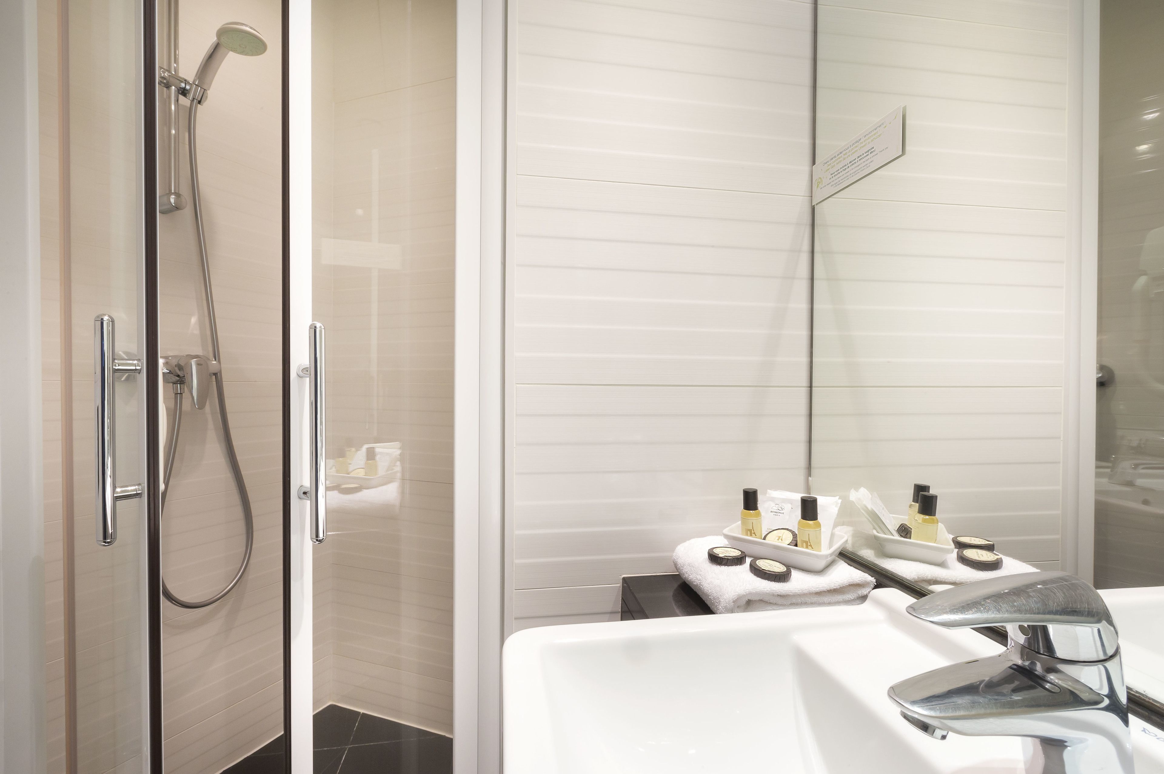 twin room | bathroom | free toiletries, towels