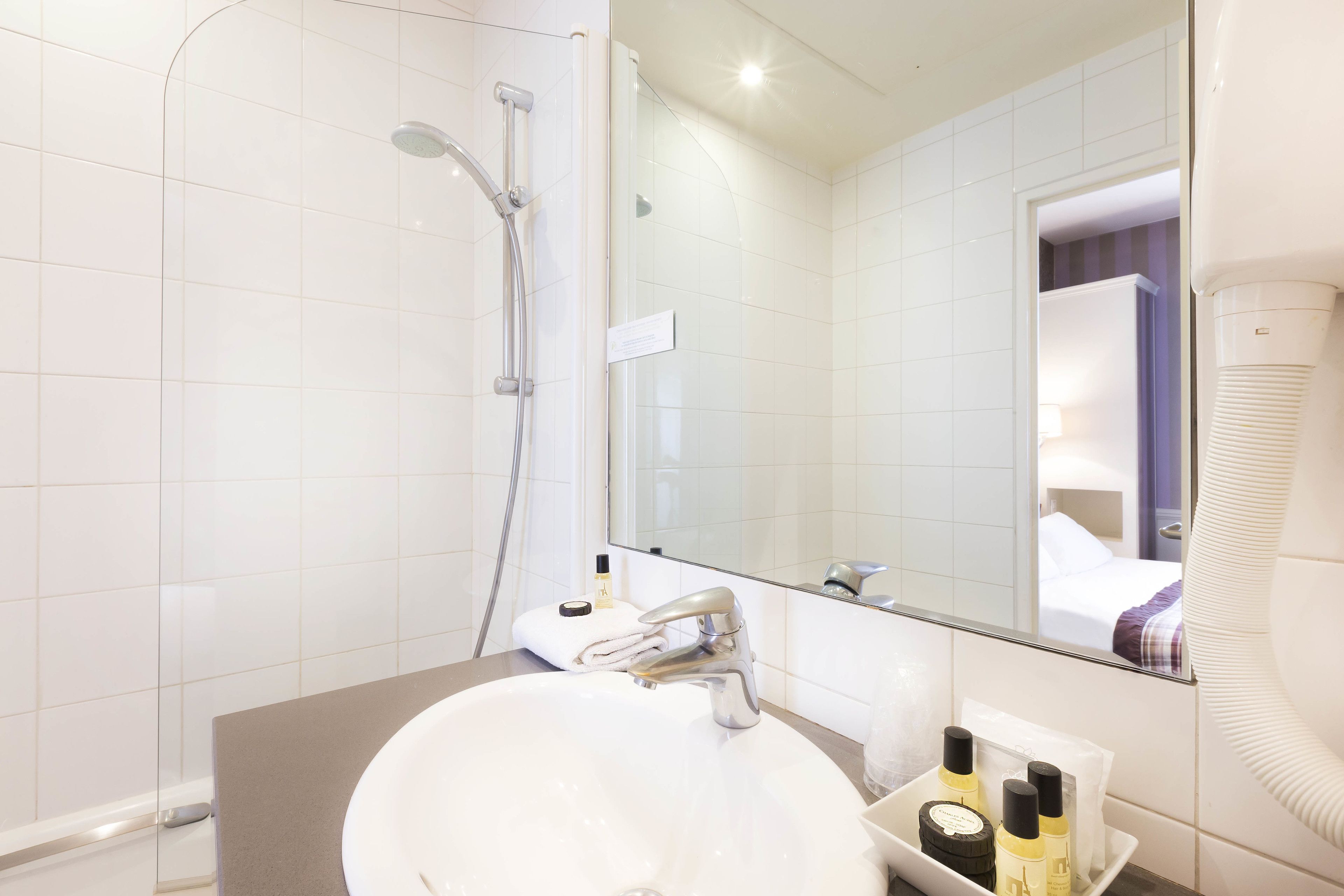 twin room | bathroom | free toiletries, towels