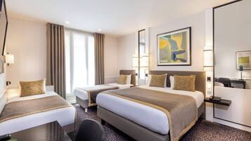 Kamar Quadruple | 1 kamar tidur, minibar, brankas, dan meja kerja