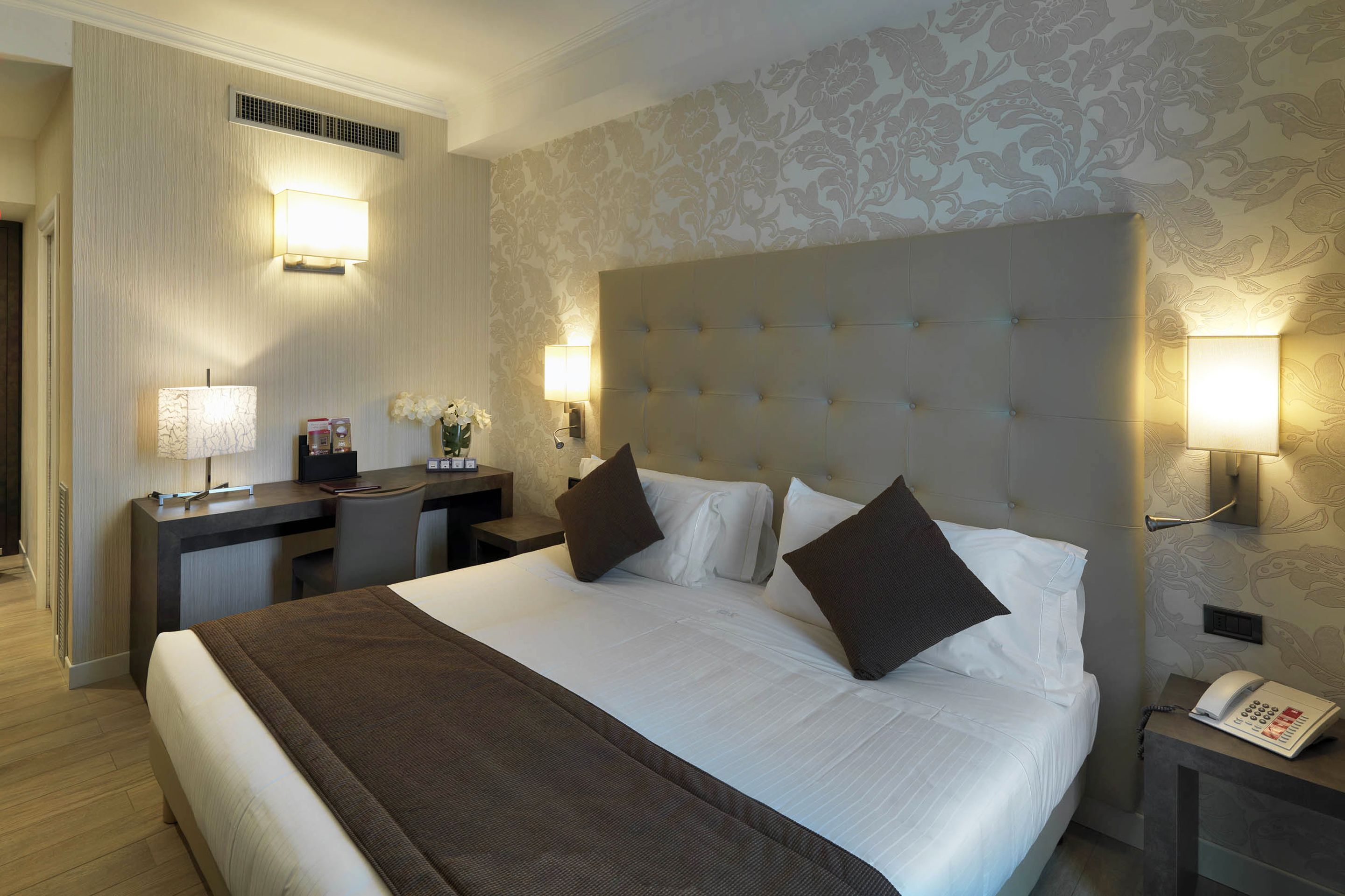 防敏寢具、迷你吧贈品、房內夾萬、書桌