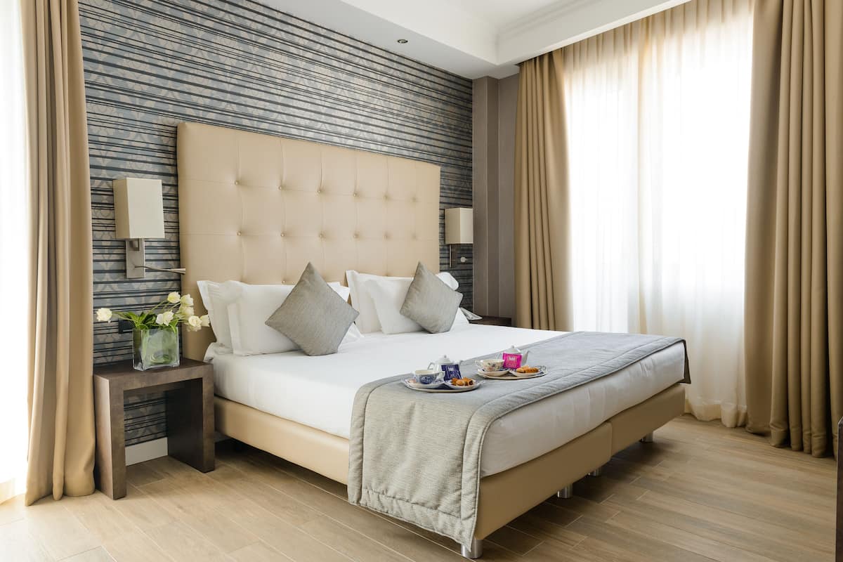 Ropa de cama hipoalergénica y minibar con artículos gratuitos
