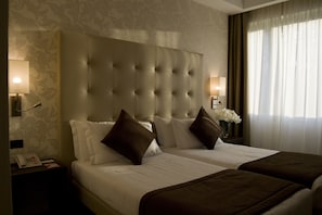 Deluxe Double Room Single Use | Hypo-allergenic bedding, free minibar, in-room safe, desk
