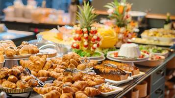 Tägliches Frühstücksbuffet (12 EUR pro Person)