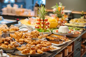 Bữa sáng buffet hàng ngày (12 EUR/mỗi người)