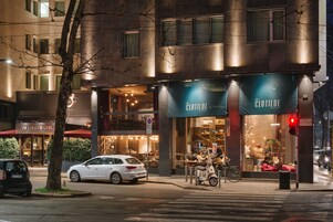 Un edificio con una vetrina che riporta il nome 