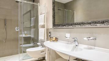 Shower, rainfall showerhead, free toiletries, hair dryer