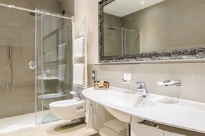 Shower, rainfall showerhead, free toiletries, hair dryer