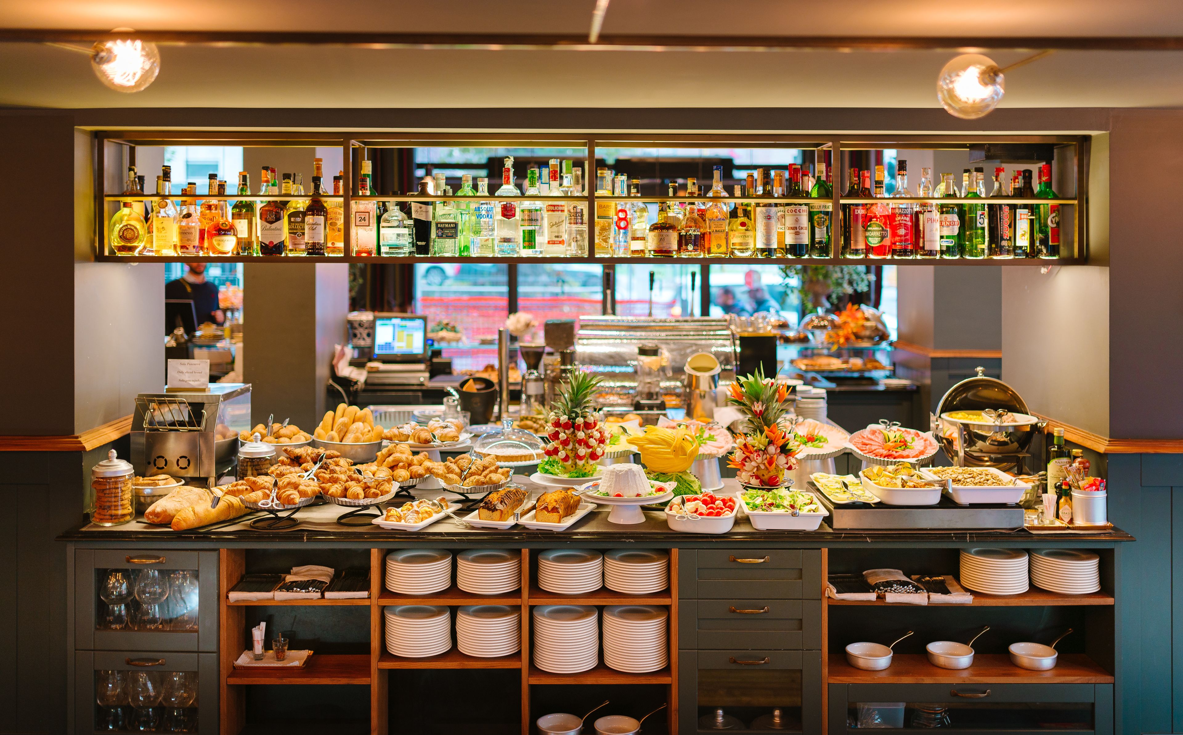 Serves breakfast, lunch and dinner