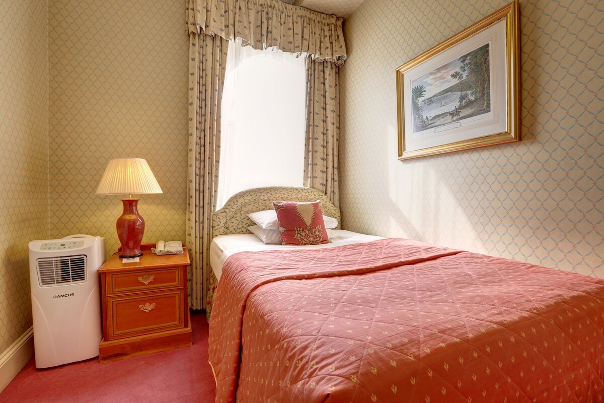 Hypo-allergenic bedding available, in-room safe, desk