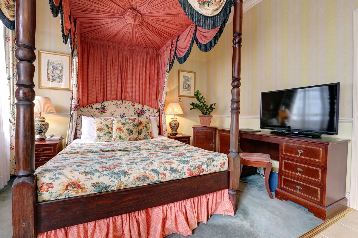 Deluxe Double Room | Hypo-allergenic bedding available, in-room safe, desk