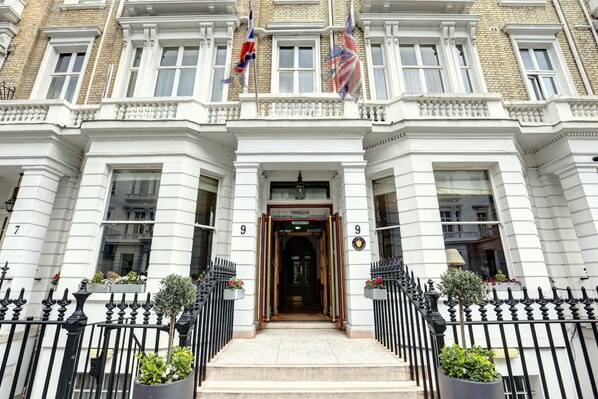 Property entrance - Gainsborough Hotel (London)
