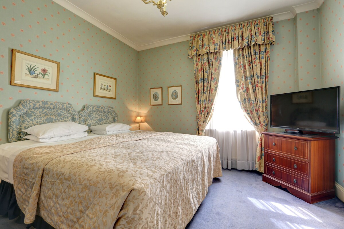 Hypo-allergenic bedding available, in-room safe, desk