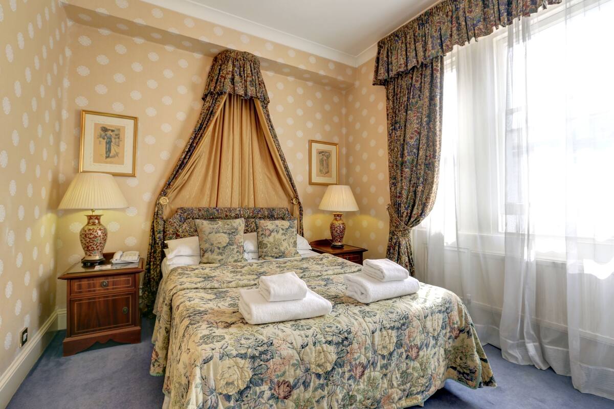 Hypo-allergenic bedding, in-room safe, individually decorated