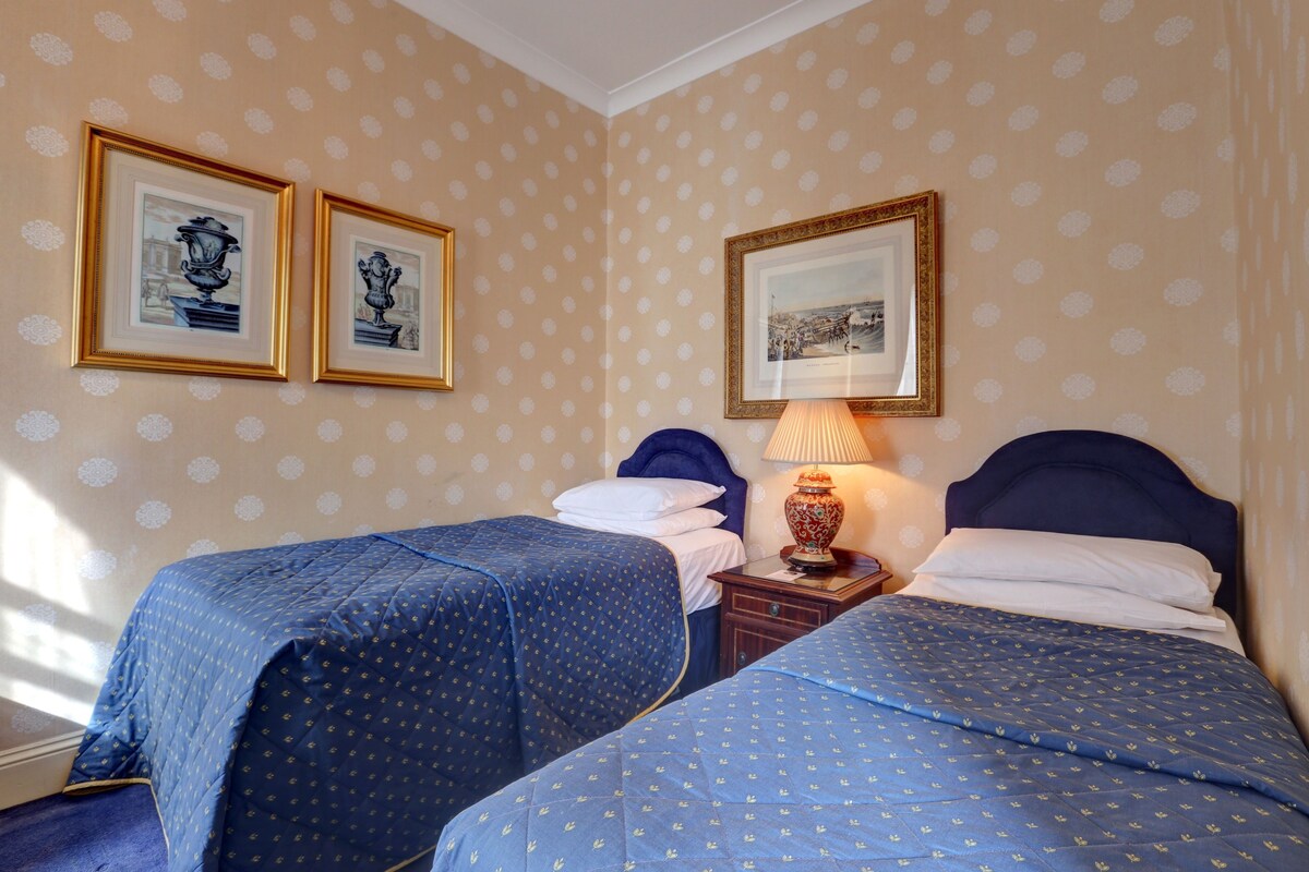 Hypo-allergenic bedding available, in-room safe, desk