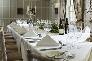 Der serveres morgenmad, frokost og aftensmad med udendørs servering 