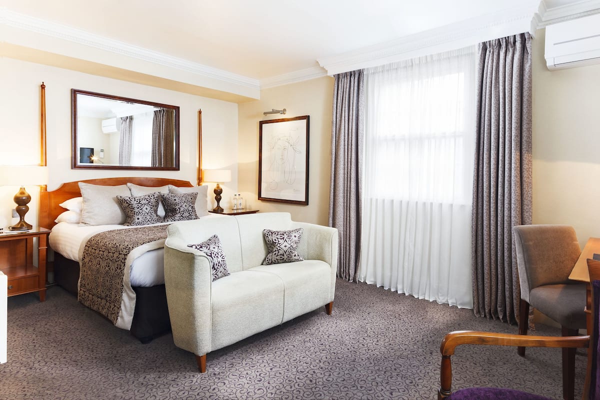 executive double room | hypo-allergenic bedding, in-room safe, individually decorated