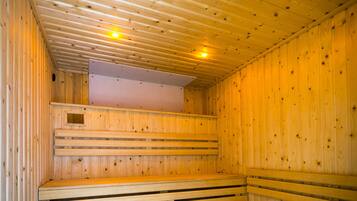 Una sauna con bancos de madera y techo inclinado.