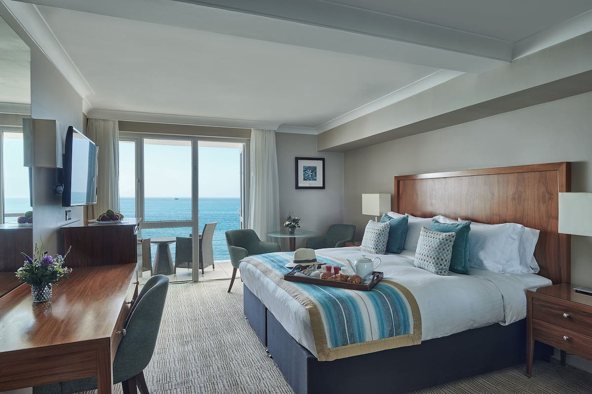 deluxe double or twin room, ocean view | in-room safe, individually decorated, individually furnished, desk