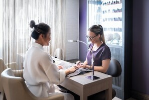 Neglesalon med klient og negletekniker.