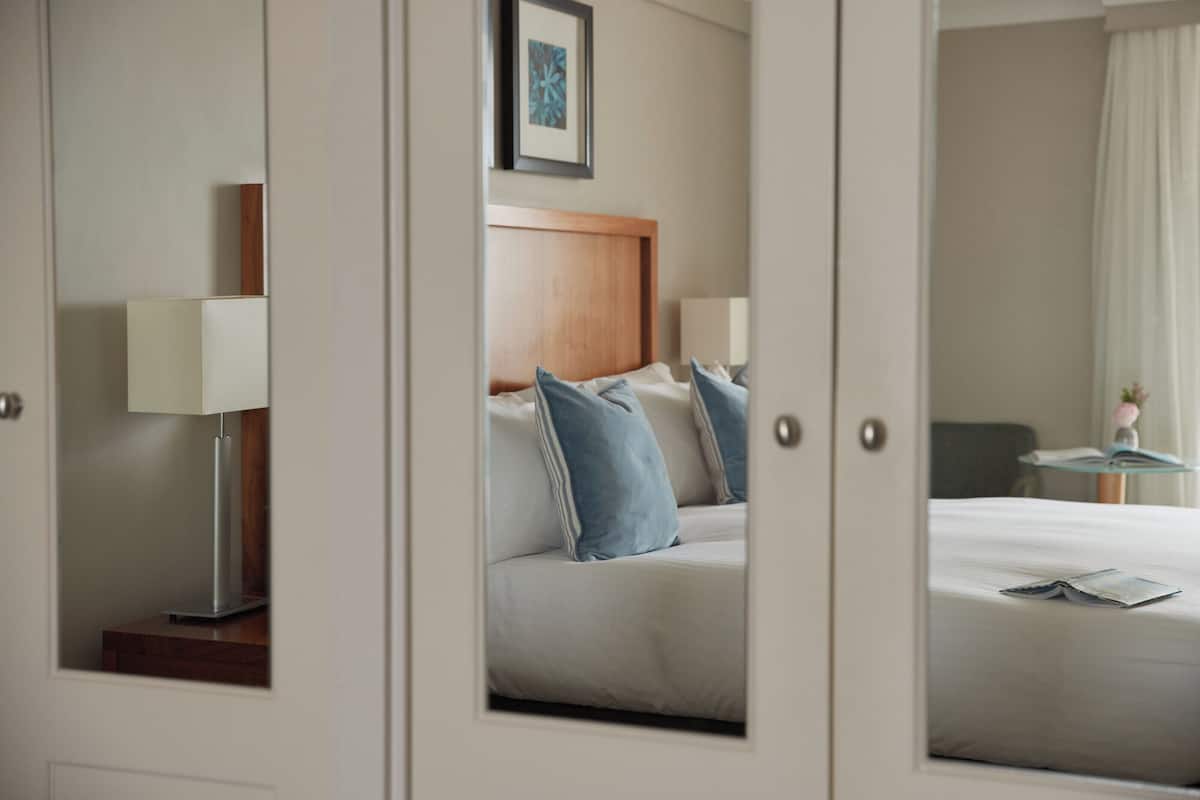Deluxe Double or Twin Room, Ocean View | In-room safe, desk, blackout drapes, iron/ironing board