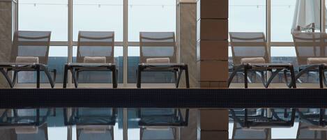 A pool area with chairs and a 'NO RUNNING' sign.
