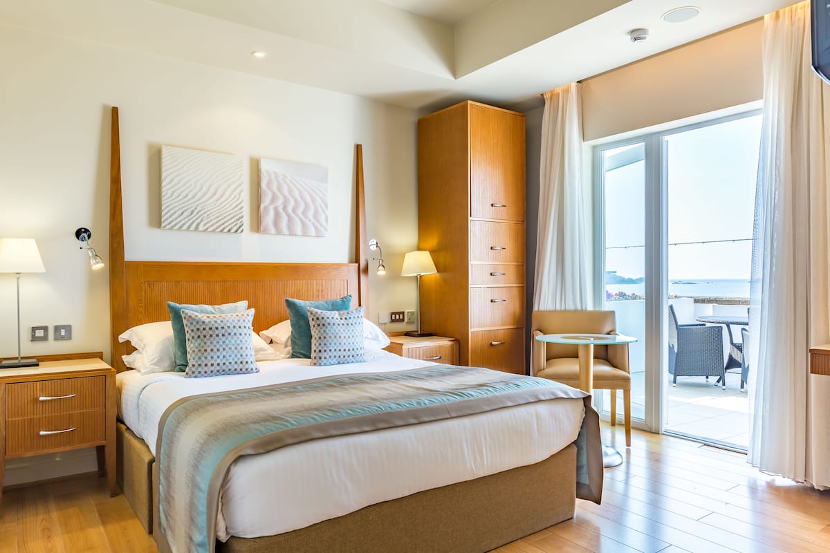 executive double room, ocean view | in-room safe, individually decorated, individually furnished, desk