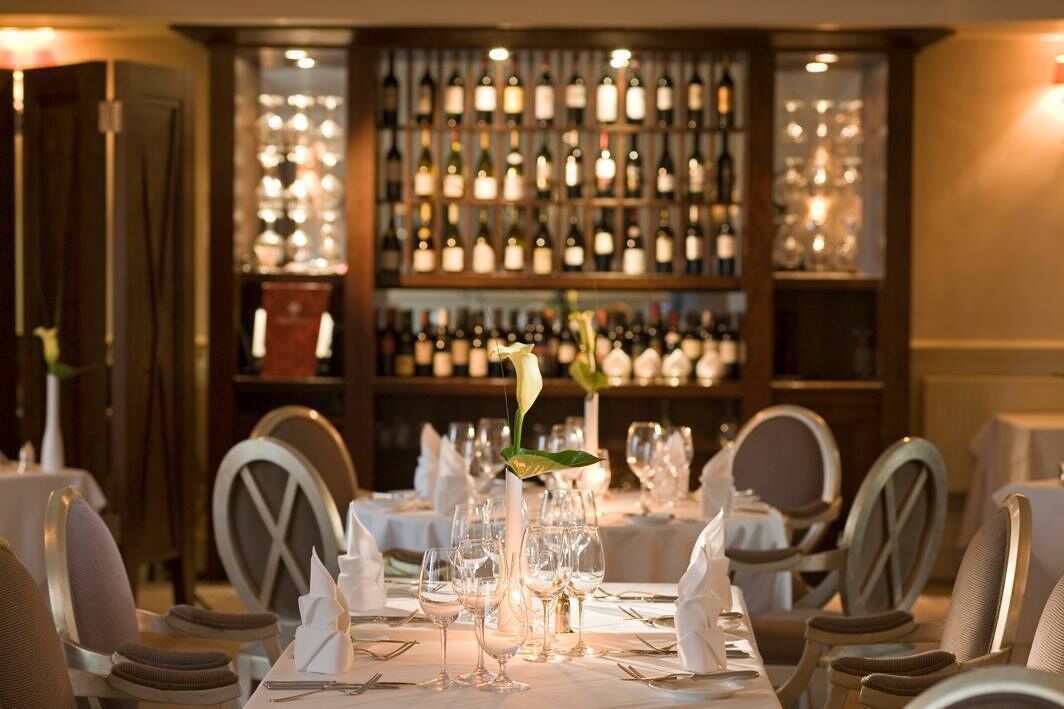 2 restaurants, breakfast served