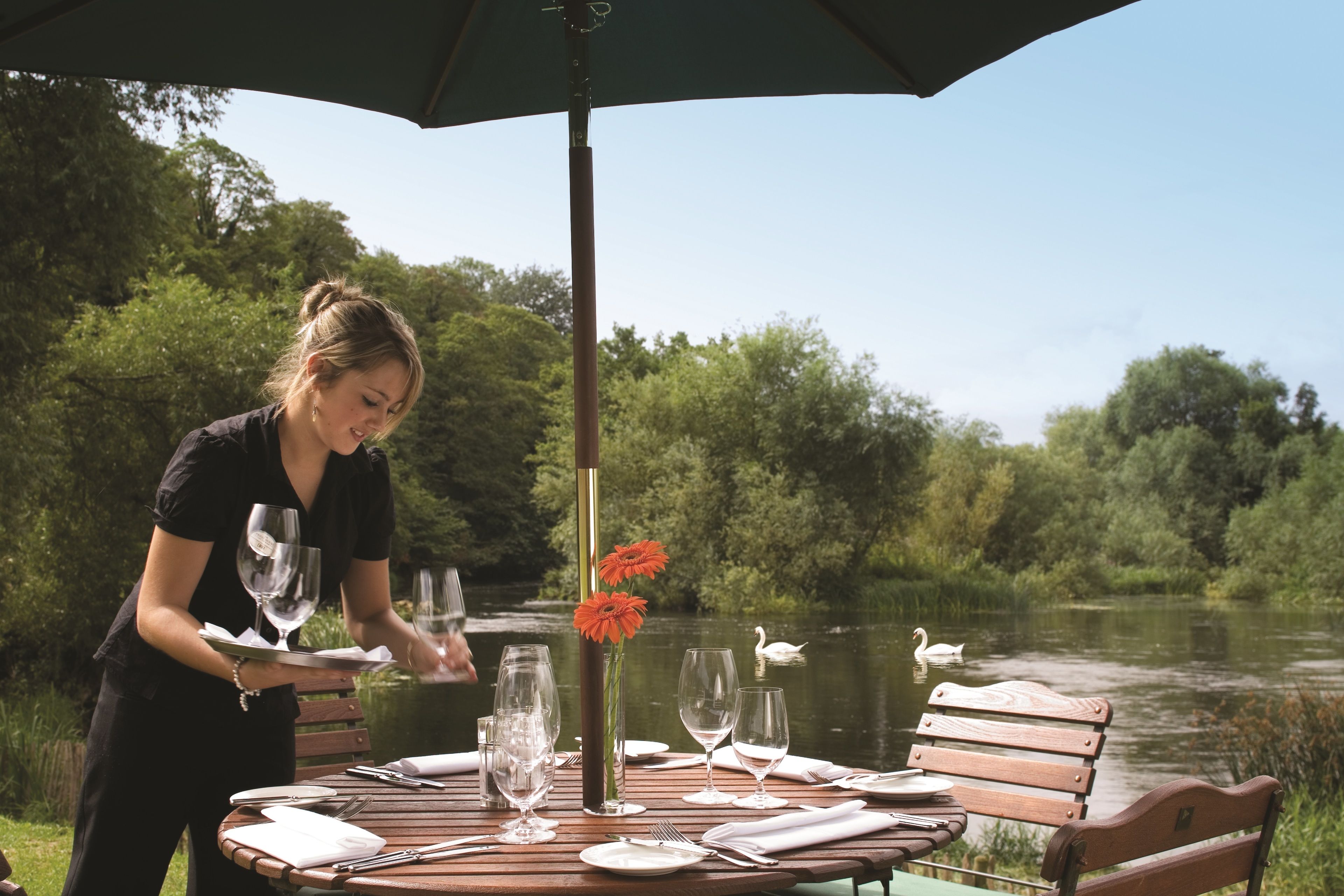 3 restaurants, breakfast served