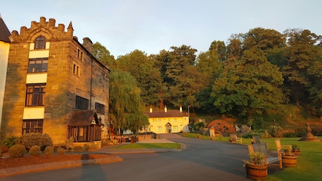 Jardines del alojamiento. The Priest House Hotel
