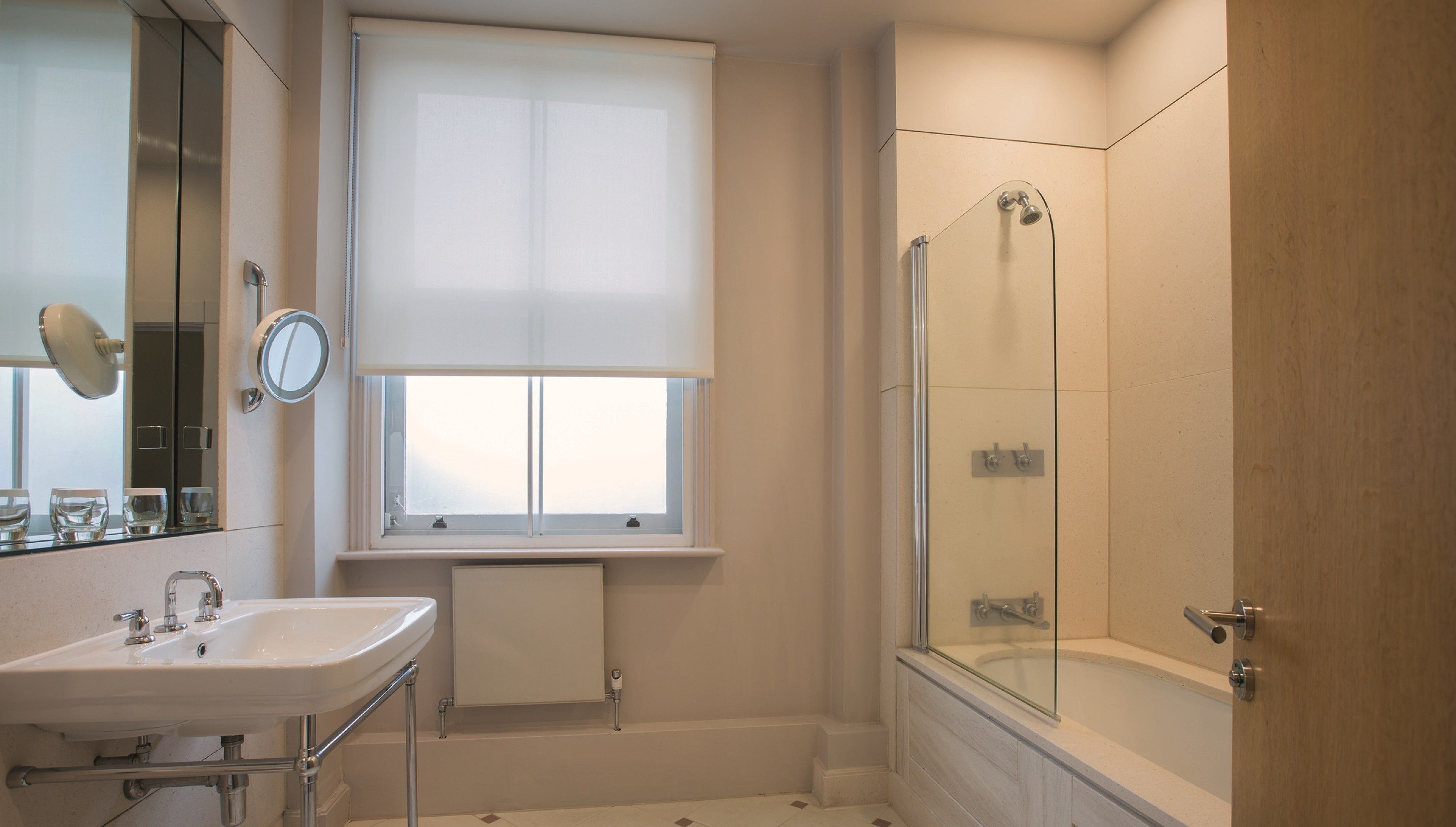 deluxe room | bathroom | combined shower/bathtub, free toiletries, hair dryer, bathrobes