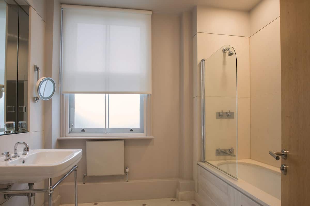 deluxe room | bathroom | combined shower/bathtub, free toiletries, hair dryer, bathrobes