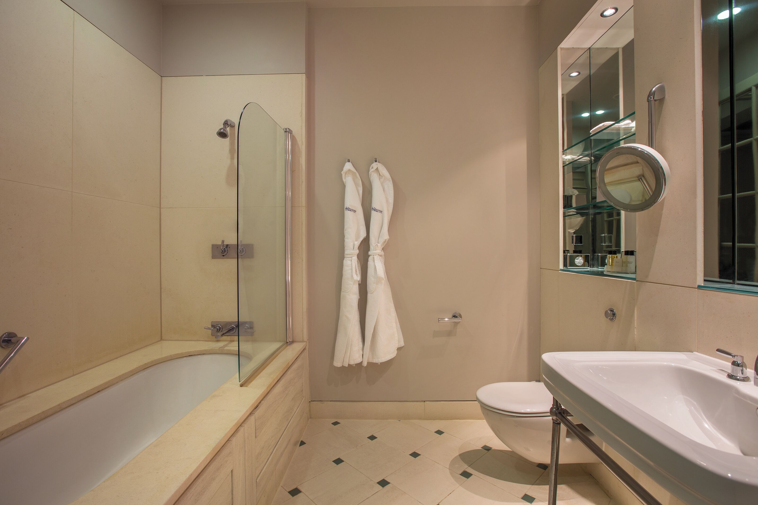 Ein modernes Badezimmer mit Badewanne, Toilette und einer Duschkabine.