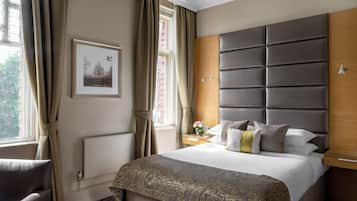 Kamar Double Klasik | Seprai premium, bantalan ekstra lembut, brankas, dan meja kerja