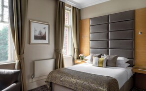 經典雙人房 | 高級寢具、舒適加層、客房內保險箱、書桌