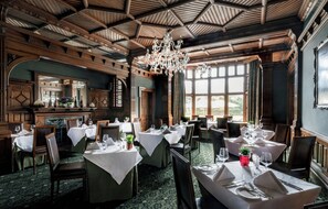 2 restaurantes; se sirven desayunos, comidas, cenas y brunch