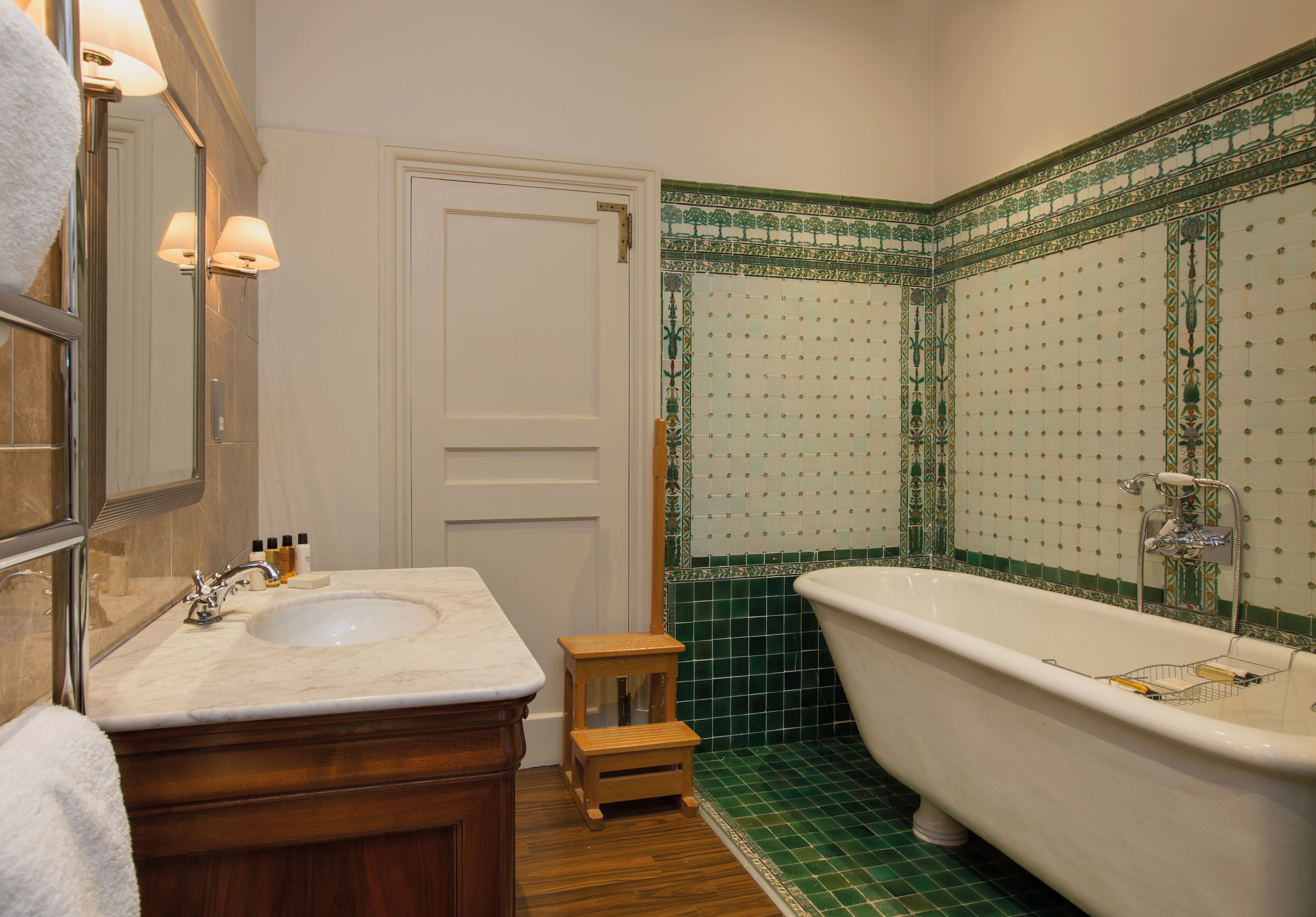 superior double room | bathroom | combined shower/bathtub, designer toiletries, hair dryer, slippers