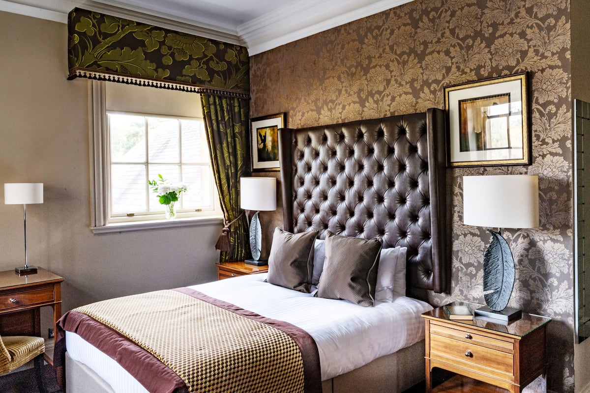 classic double room | bathroom | combined shower/bathtub, designer toiletries, hair dryer, slippers