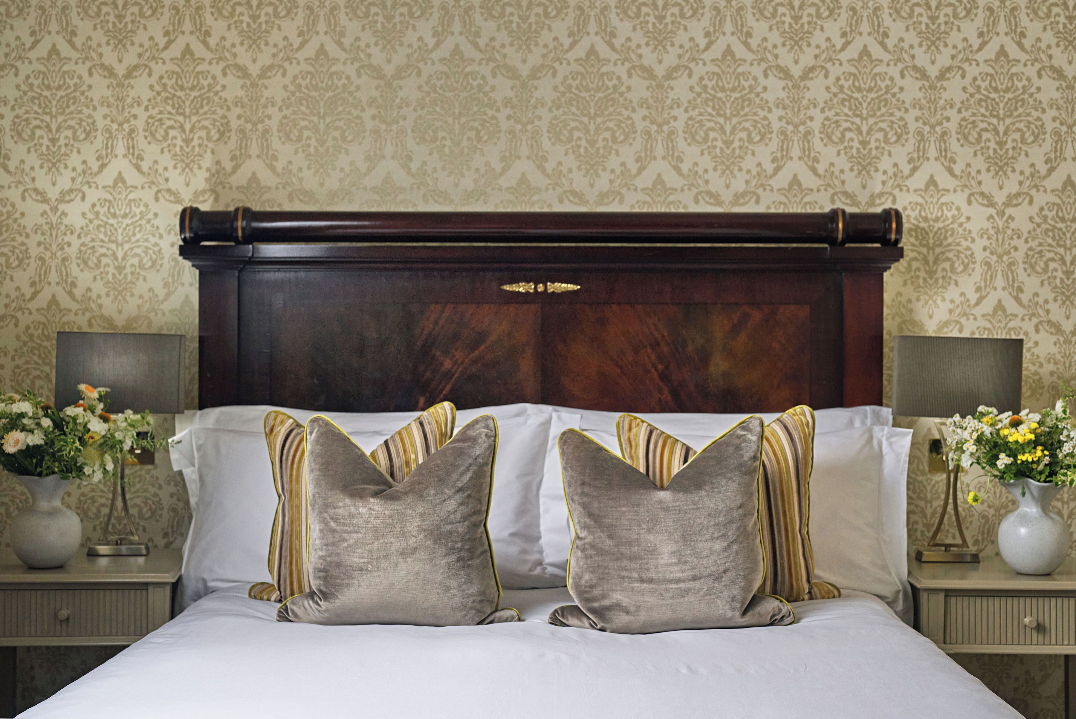 Junior Suite | Minibar, in-room safe, individually decorated, individually furnished